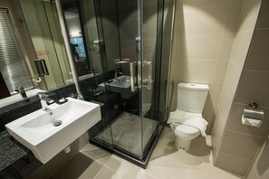 Dusche, kostenlose Toilettenartikel, Haartrockner, Bademäntel