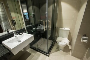 Ducha, artículos de tocador gratuitos, secador de pelo, batas