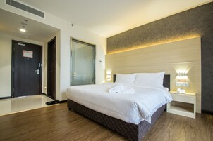 Minibar con artículos gratuitos, escritorio y cortinas blackout 