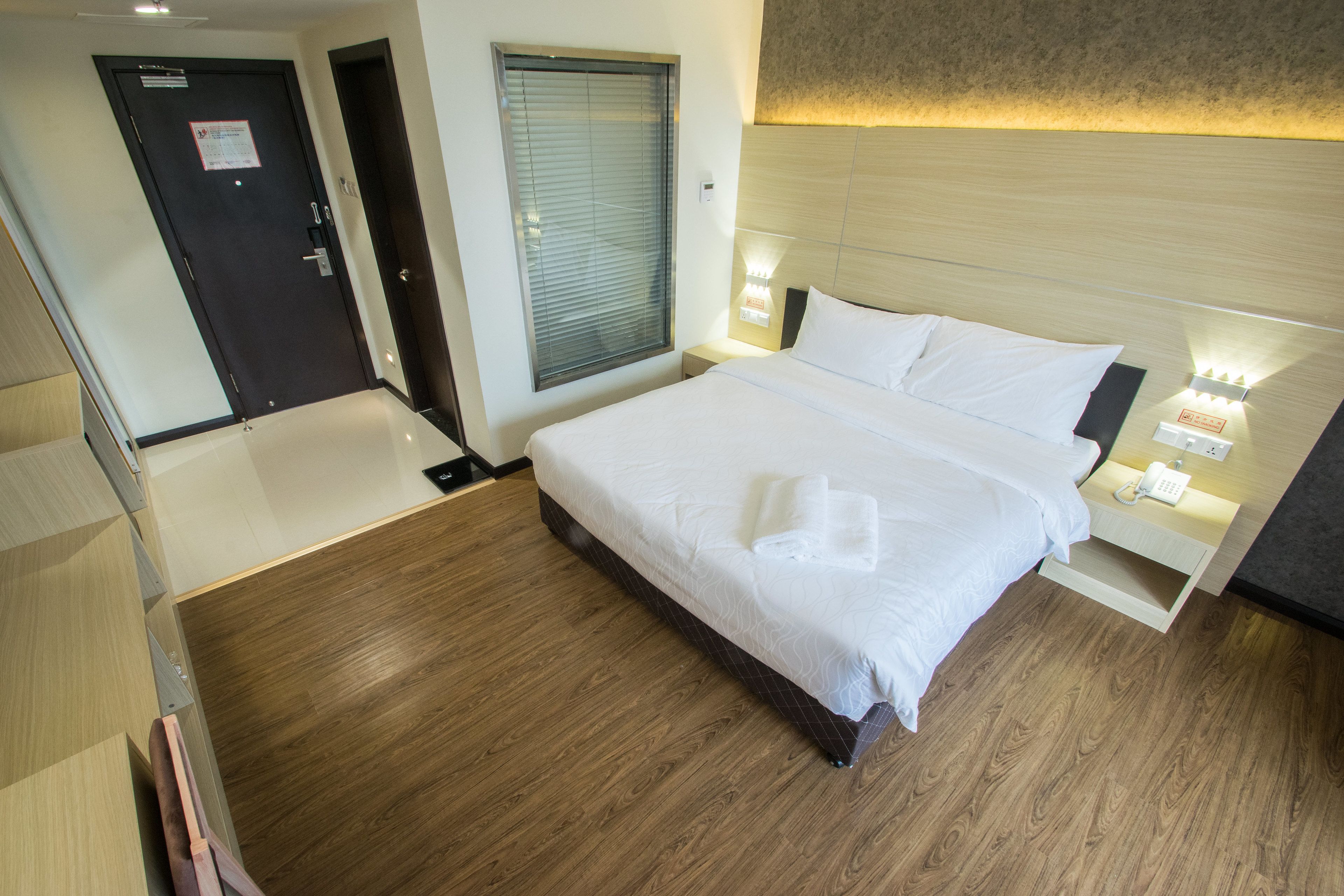 deluxe room, 1 king bed, non smoking | free minibar, desk, blackout curtains, iron/ironing board