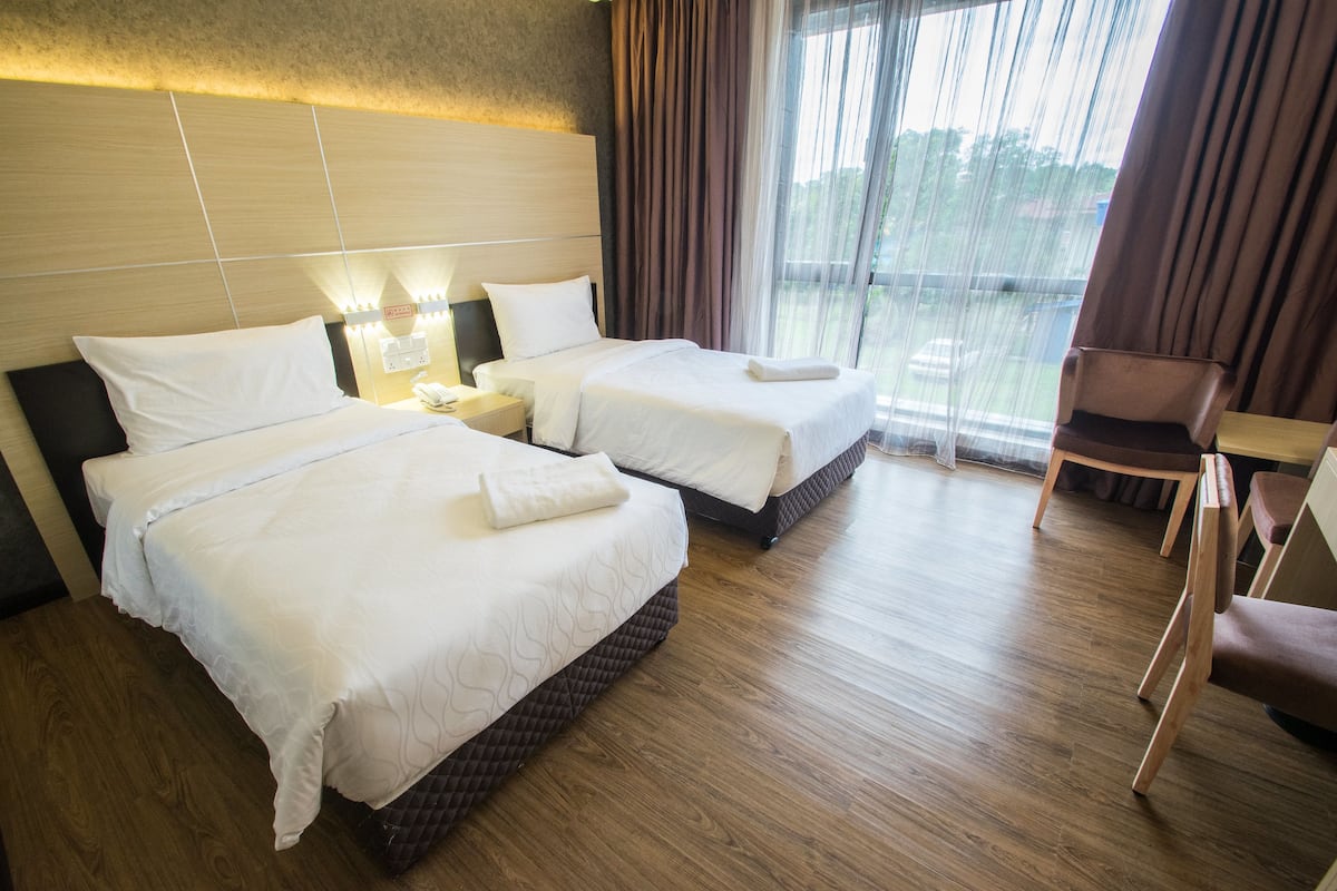 superior twin room, 2 single beds, non smoking | free minibar, desk, blackout curtains, iron/ironing board