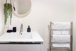 Central City Contemporary Apartment G02 | Bathroom | Shower, free toiletries, hair dryer, towels - Central City Contemporary (Christchurch)