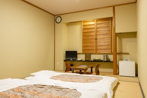 Desk, blackout curtains, free WiFi, bed sheets - Kurenai Hotel (Kumamoto)