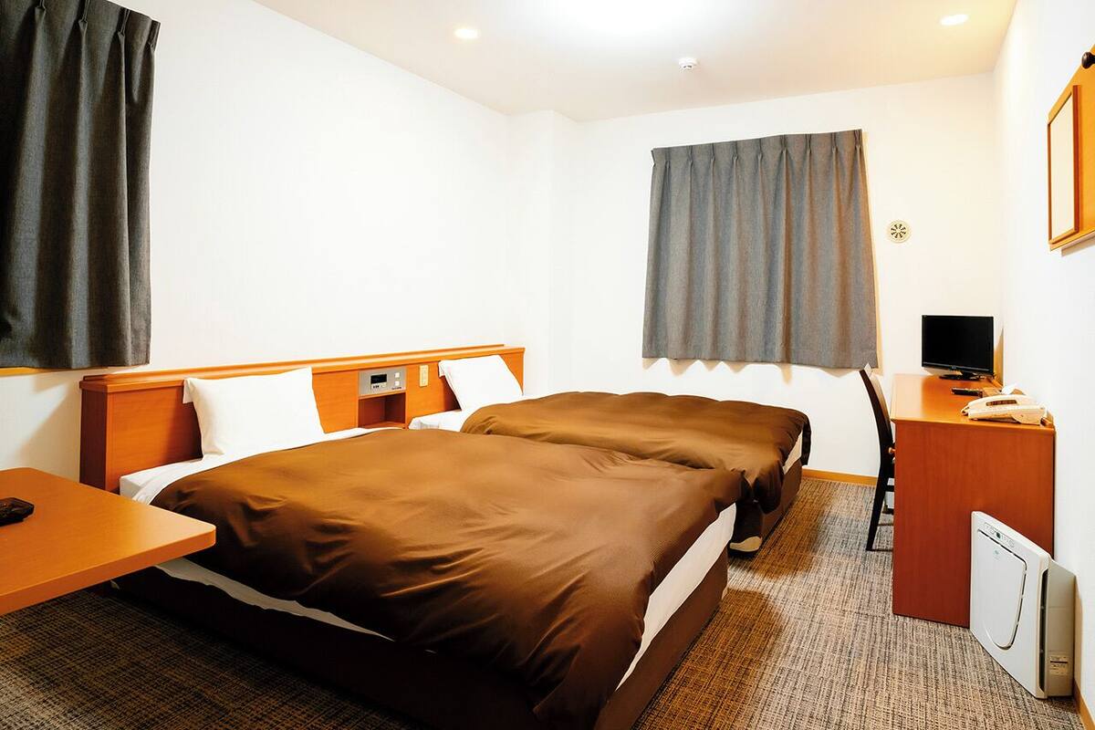 Escritorio, cortinas blackout, wifi gratis y ropa de cama