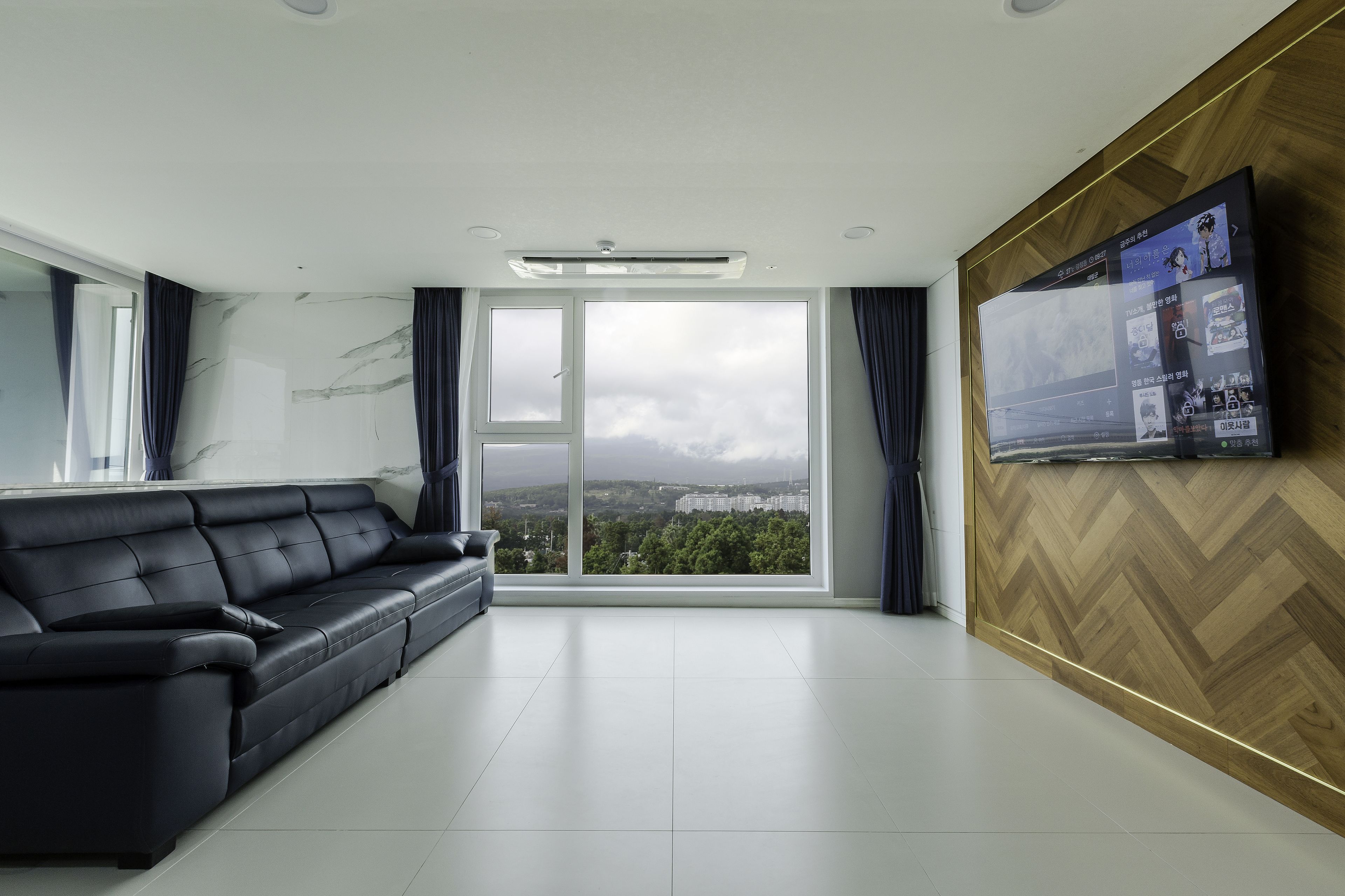 Family Suite, 2 Bedrooms, 1 King slide motion bed, 1 Extra king, Steam closet, Whirlpool | Living room | Flat-screen TV