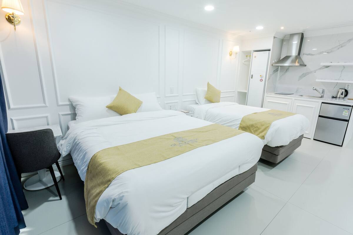 Deluxe Twin Room, 1 Bedroom | Desk, blackout drapes, soundproofing, WiFi (free)