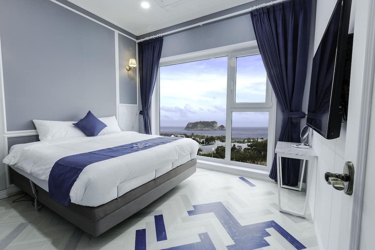 Family Suite, 2 Bedrooms, 1 King slide motion bed, 1 Extra king, Steam closet, Whirlpool | 1 bedroom, desk, blackout drapes, soundproofing