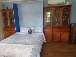 Habitación doble | Ropa de cama de alta calidad, minibar y tabla de planchar con plancha