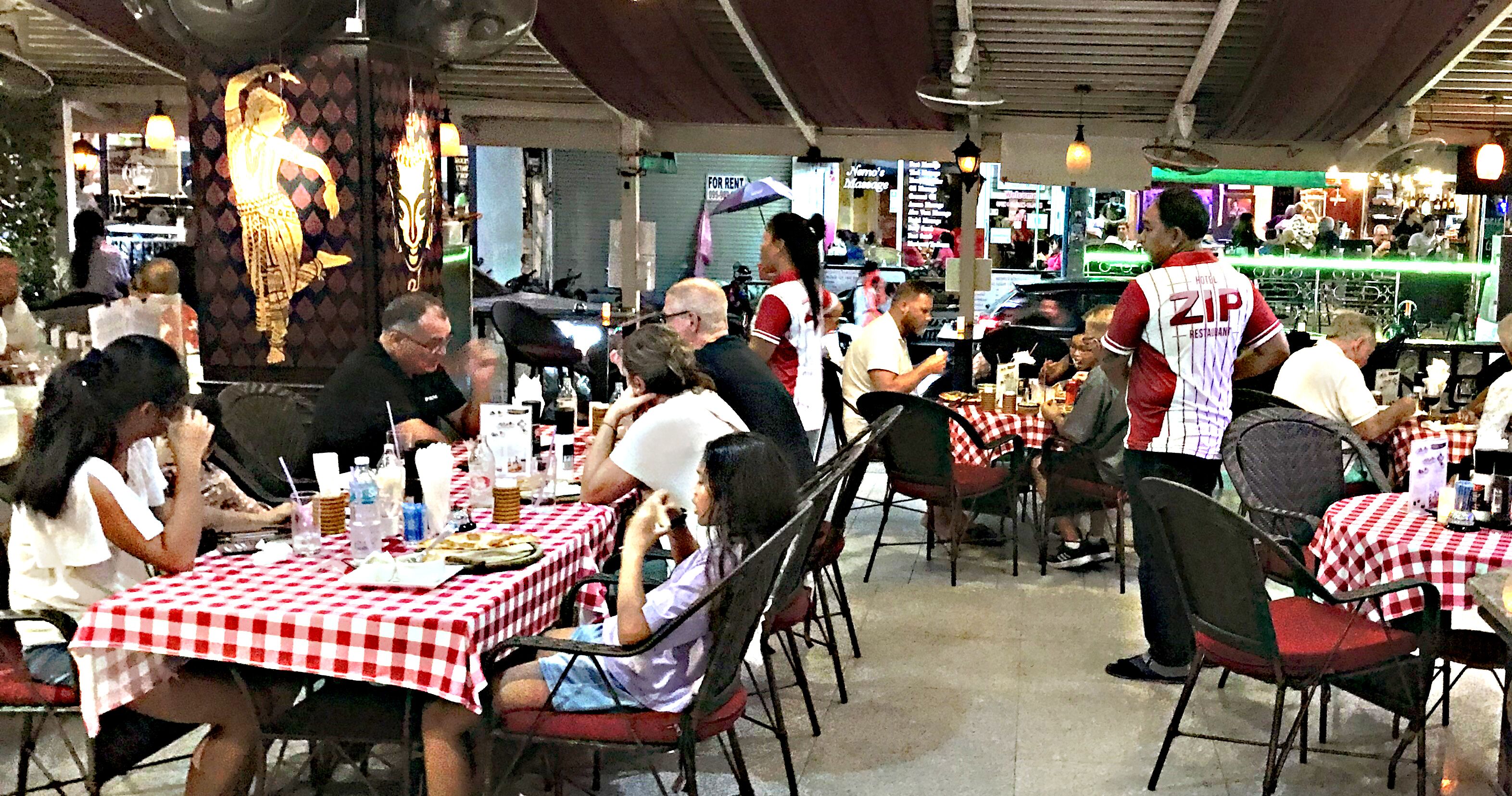 Phục vụ bữa sáng, bữa trưa, bữa tối, món địa phương và quốc tế 