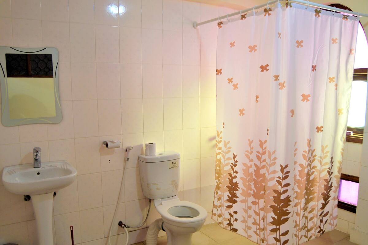 standard single room | bathroom | shower, rainfall showerhead, slippers, towels