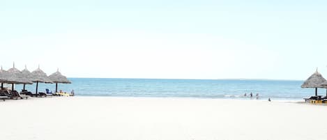 Plage privée à proximité, sable blanc, navette pour la plage