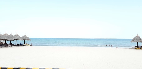 Playa privada en los alrededores, arena blanca