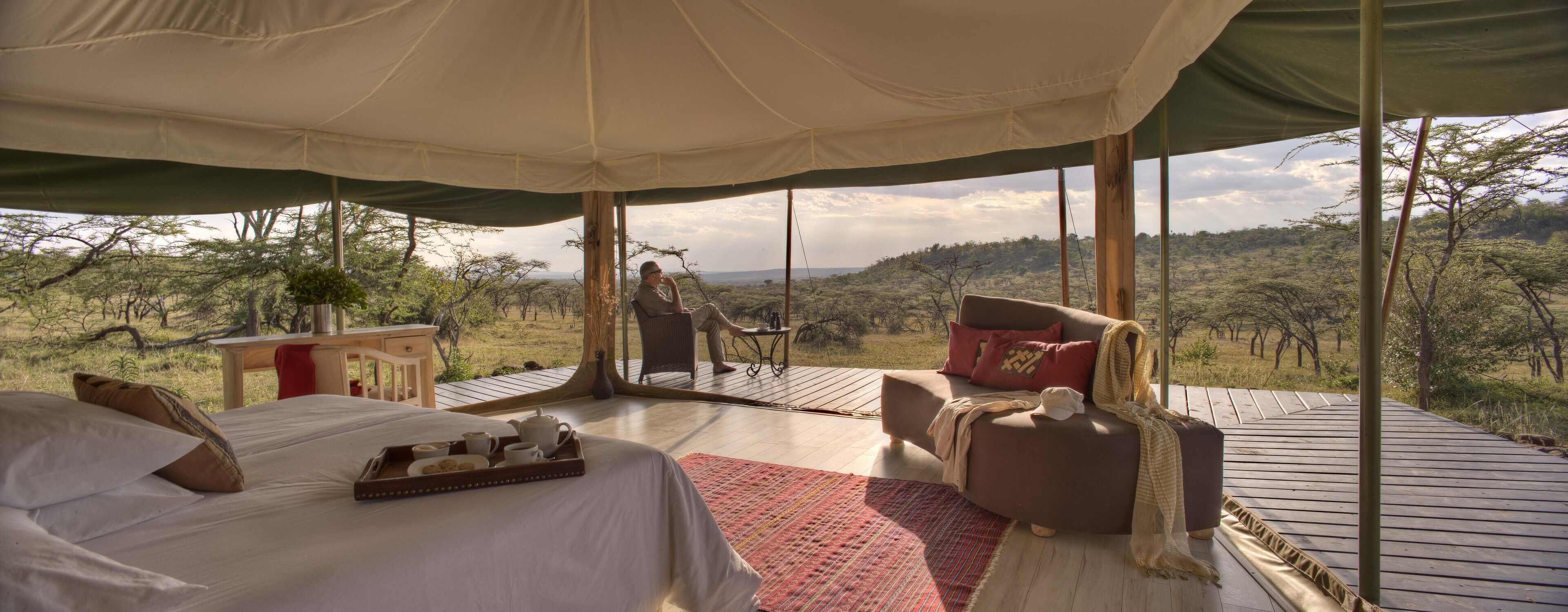 Luxe tent | Een bureau, beddengoed