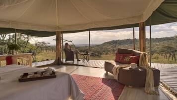 Luxury Tent | Desk, bed sheets