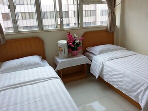 Desk, iron/ironing board, free WiFi - Hong Kong Le Cong Fraternal Association (Kowloon)