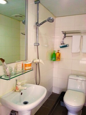 Dusj, toalettartikler (inkludert) og hårføner