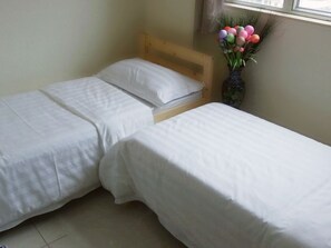 Habitación triple familiar | Escritorio, tabla de planchar con plancha y wifi gratis 