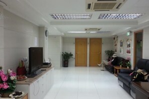 Skrivebord, strykejern/-brett og wi-fi (inkludert)