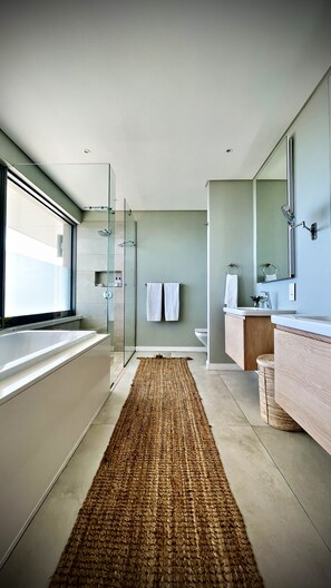 Deluxe Double Room, 1 King Bed, Non Smoking, Ocean View | Bathroom | Free toiletries, hair dryer, towels - Romans Villa (Gansbaai)