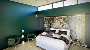 Un dormitorio moderno con una cama grande, un ventilador de techo y vistas por la ventana.