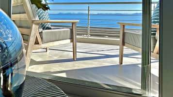 Deluxe tweepersoonskamer, 1 kingsize bed, niet-roken, uitzicht op zee | 6 slaapkamers, luxe beddengoed, een minibar, individueel gedecoreerd