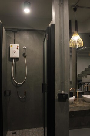 Bathroom shower - Ekanek Hostel Bangkok - Adults Only (Bangkok)