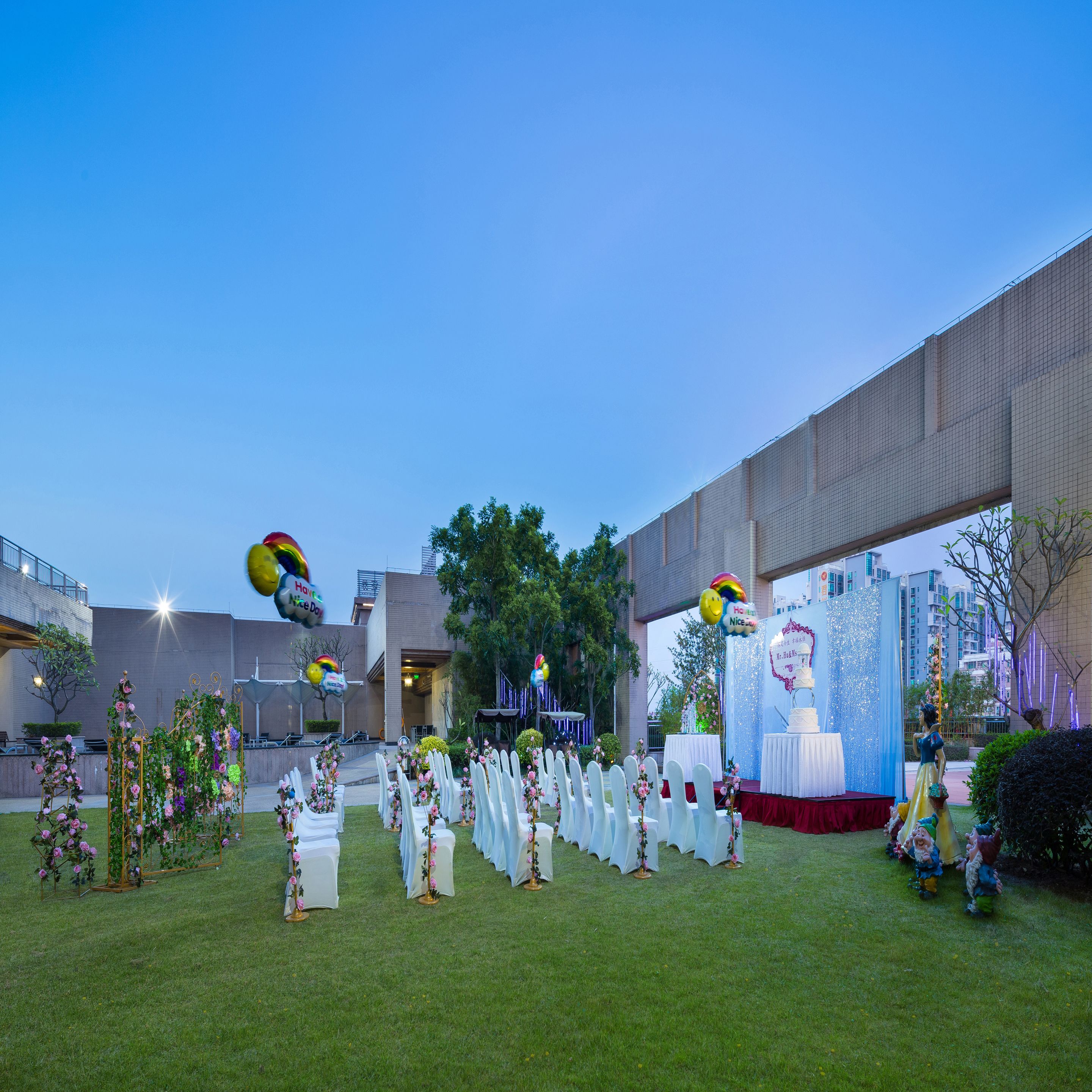 4 restaurants, breakfast, lunch served; local and international cuisine