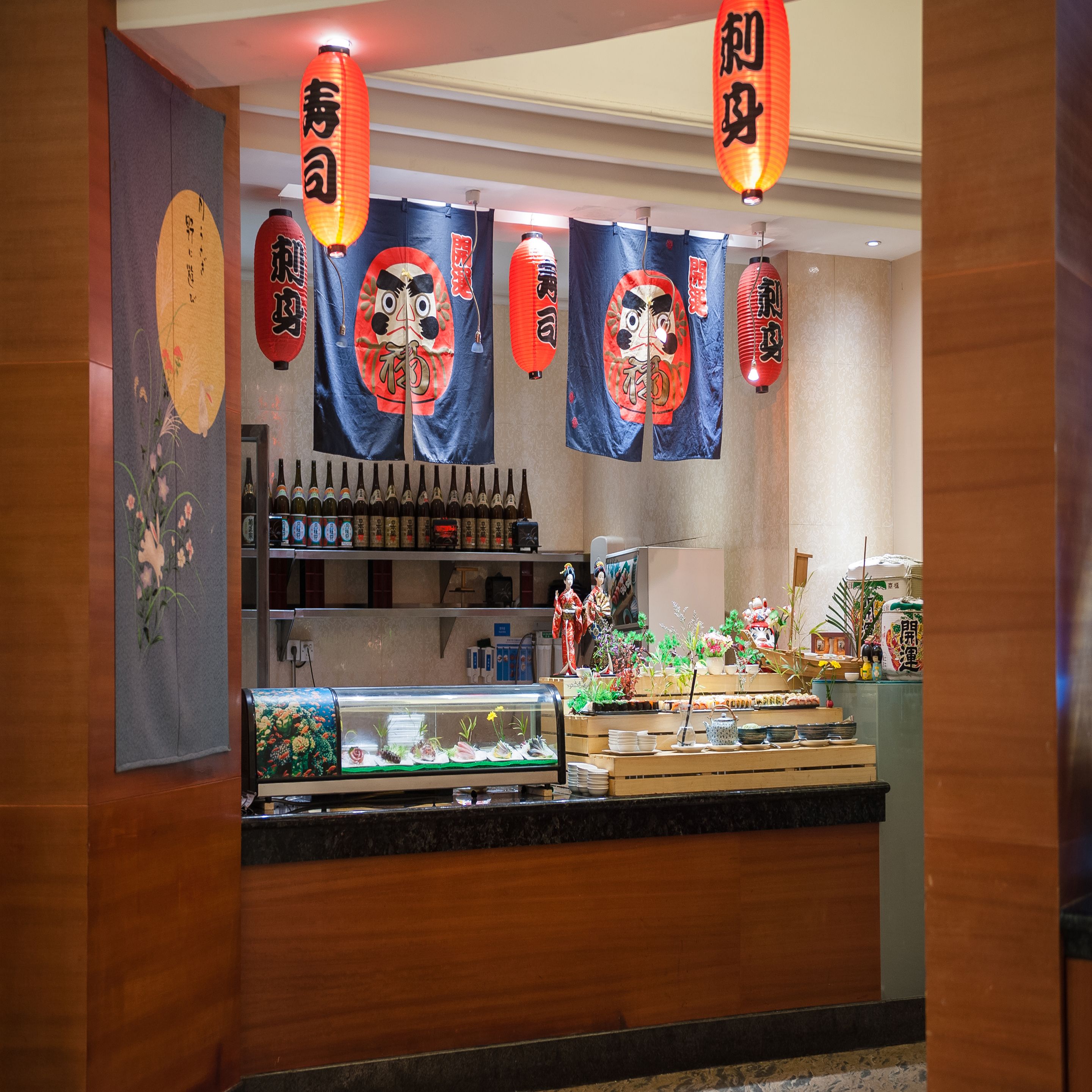 Interior de un restaurante con decoración tradicional, que incluye faroles japoneses y caligrafía.