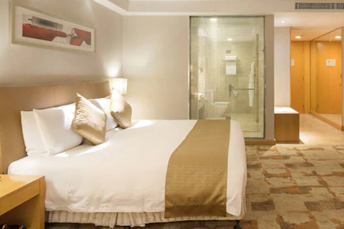 Kamar Deluks, 1 Tempat Tidur King | Minibar, brankas, meja kerja, dan tirai kedap cahaya