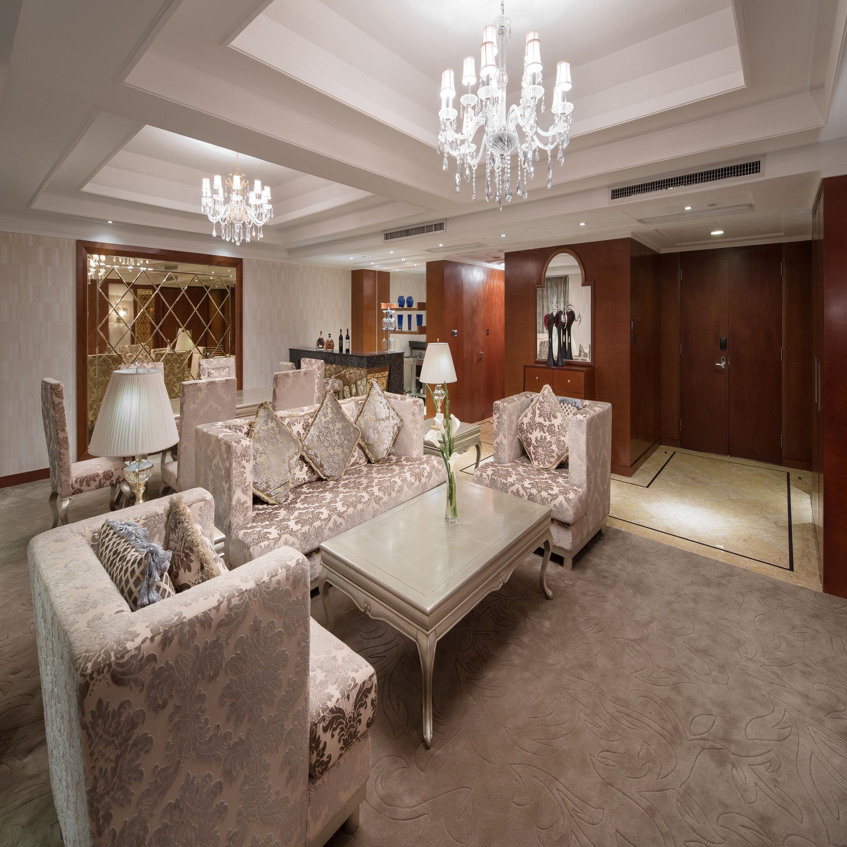 行政套房 | 客厅 | 42-英寸液晶电视（配备卫星频道）、电视、DVD 播放器