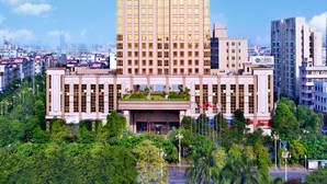A tall, rectangular hotel with a central entrance and multiple floors. - Cinese Hotel Dongguan Shijie (Dongguan)