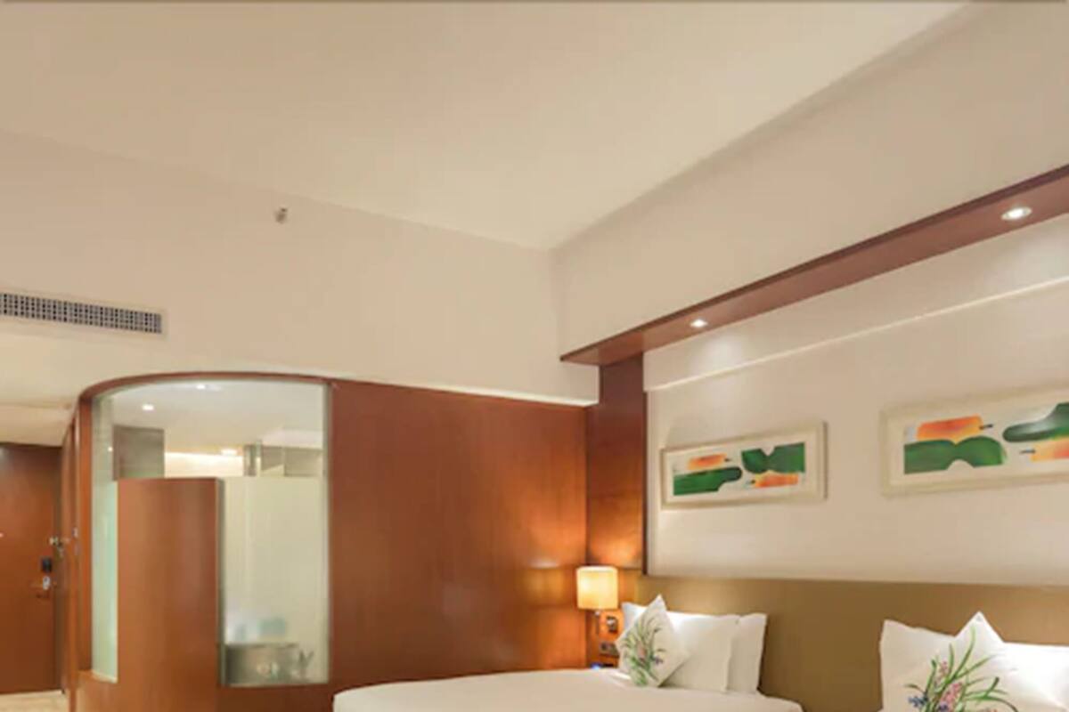 Kamar Twin Eksekutif | Minibar, brankas, meja kerja, dan tirai kedap cahaya