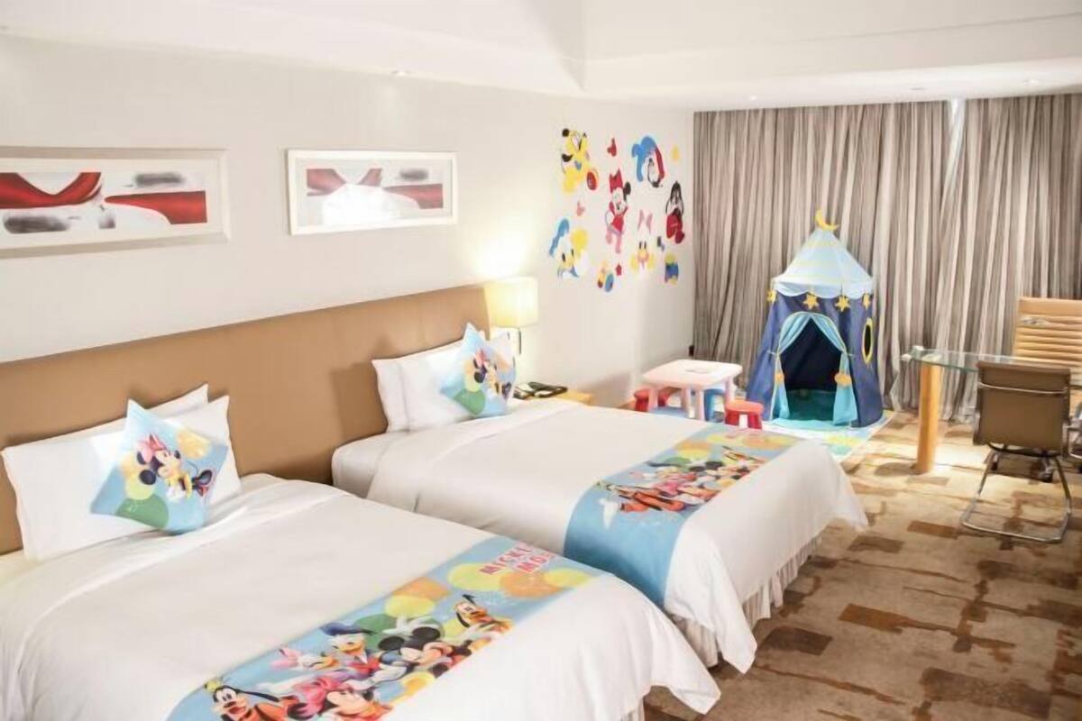 Minibar, brankas, meja kerja, dan tirai kedap cahaya