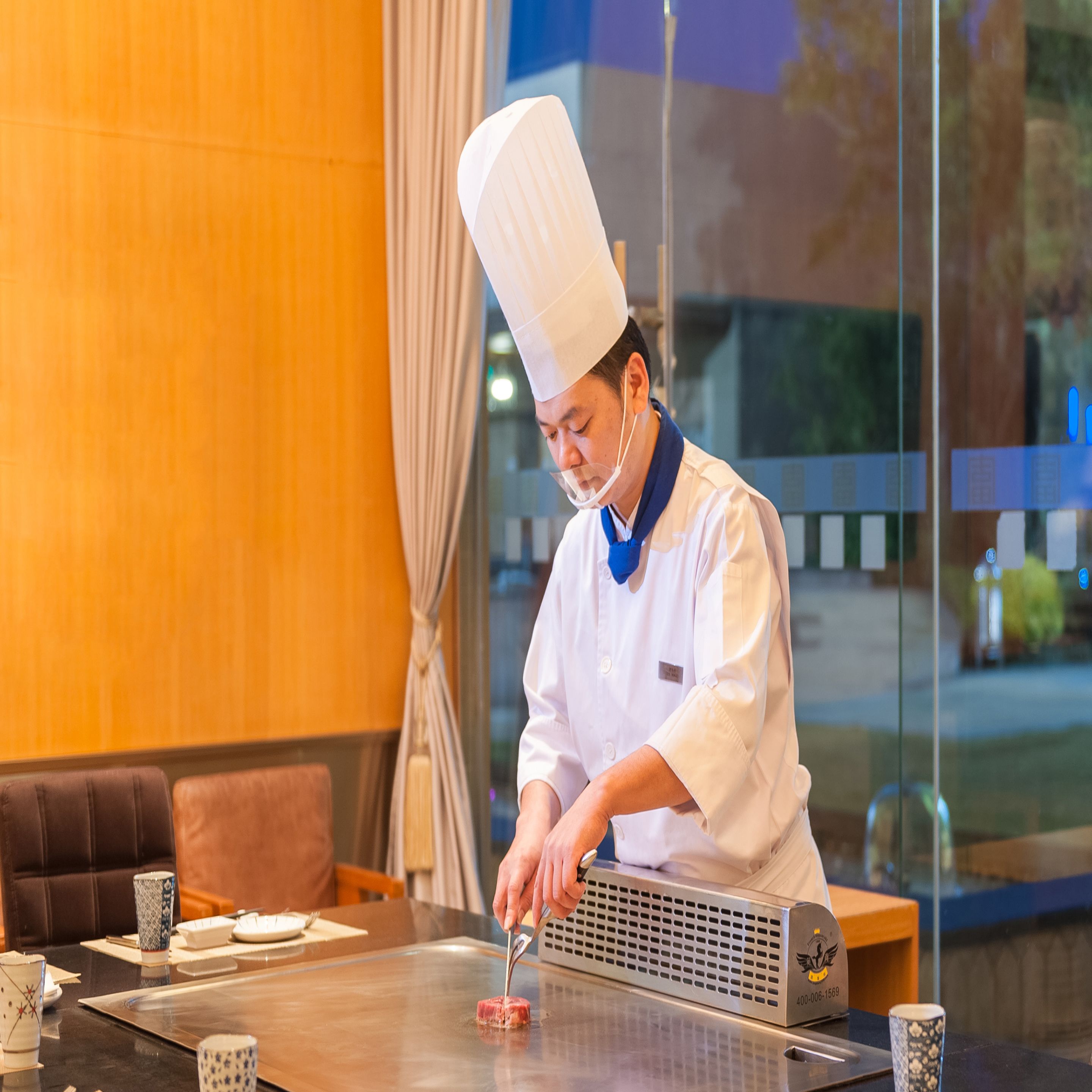 4 restaurants; breakfast, lunch and dinner served 
