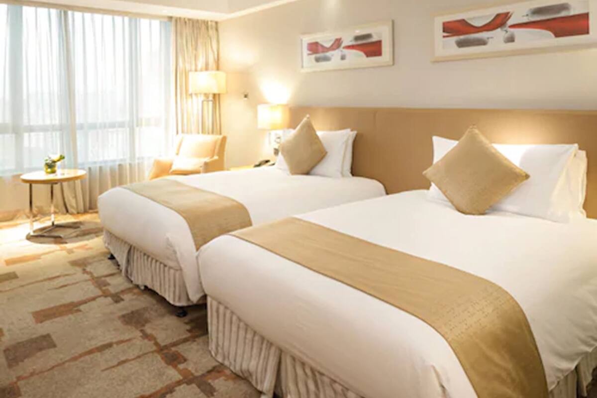 Kamar Twin Deluks | Minibar, brankas, meja kerja, dan tirai kedap cahaya
