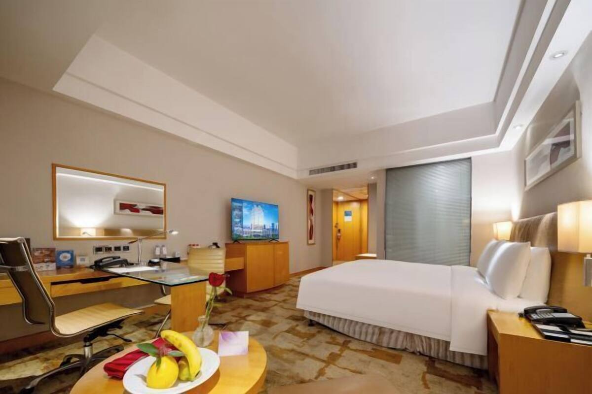 Minibar, brankas, meja kerja, dan tirai kedap cahaya