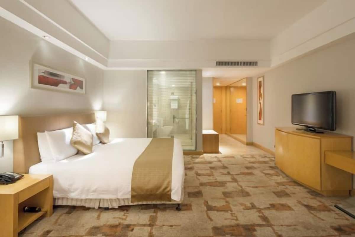 Minibar, caja fuerte, escritorio y cortinas opacas