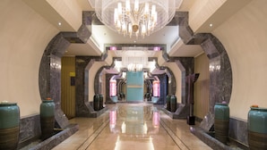 A spacious lobby with a grand chandelier, marble flooring, and modern architecture. - Cinese Hotel Dongguan Shijie (Dongguan)