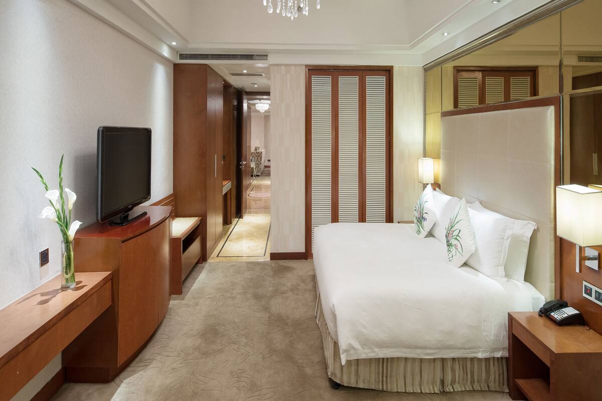 Suite Eksekutif | Minibar, brankas, meja kerja, dan tirai kedap cahaya