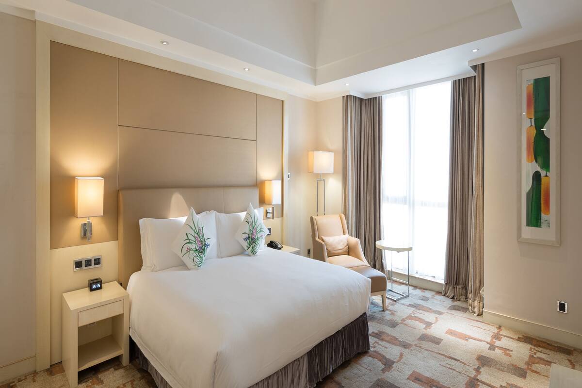 Suite Deluks | Minibar, brankas, meja kerja, dan tirai kedap cahaya