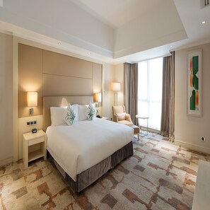 Phòng Suite Deluxe | Minibar, két bảo mật tại phòng, bàn, màn/rèm cản sáng 