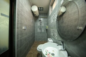 Standaard tweepersoonskamer | Badkamer | Een douche, gratis toiletartikelen, een haardroger, pantoffels