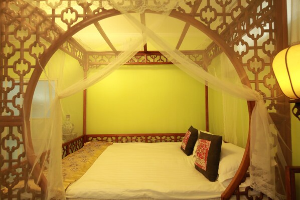 Familiekamer, 1 kingsize bed met slaapbank | Woonruimte | Een flatscreentelevisie