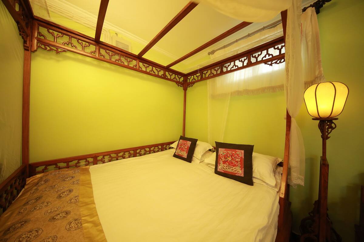 Familiekamer, 1 kingsize bed met slaapbank | Woonruimte | Een flatscreentelevisie