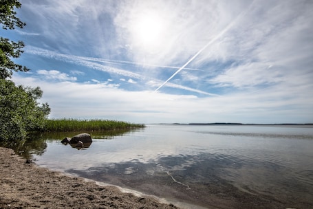 En la playa, bote de remos, pesca. Bromölla Camping & Vandrarhem - Hostel