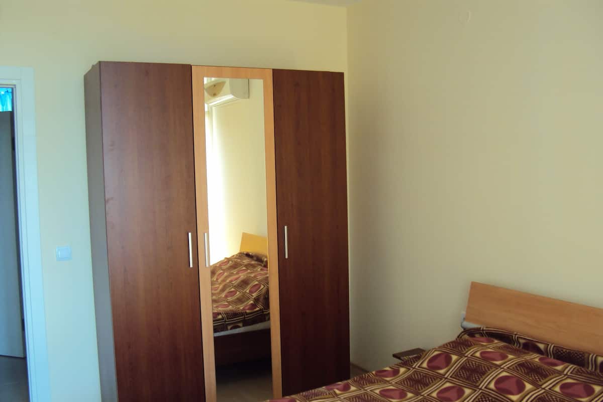 Superior Studio | Iron/ironing board, cribs (free), WiFi (free)