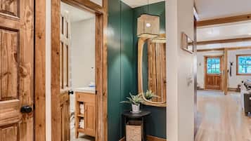 Condo, 2 Bedrooms | Bathroom | Hair dryer, towels, shampoo