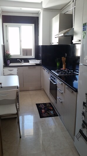 Apartment | Private kitchen | Full-size fridge, microwave, oven, stovetop - Appartement Haut Standing Lac 2 (Tunis)