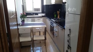 Full-size fridge, microwave, oven, stovetop