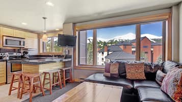 Studio | Private kitchen | Full-size fridge, microwave, oven, stovetop